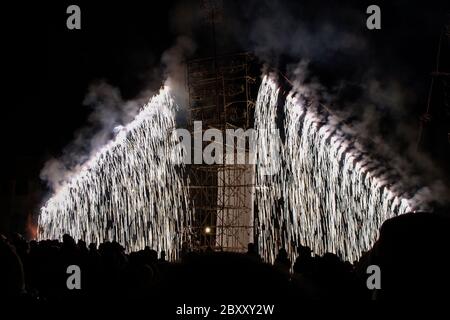 Fuochi d'artificio fatto di strutture di bambù è parte tipica delle celebrazioni in America Latina, Perù- Foto Stock