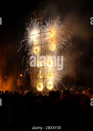 Fuochi d'artificio fatto di strutture di bambù è parte tipica delle celebrazioni in America Latina, Perù Foto Stock