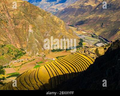 Terrazze come parte del sistema agricolo incano a Pisac nella valle di Urubamba vicino Cusco, Perù Foto Stock
