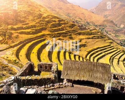 Terrazze di rovine Pisaq. Cittadella inca nella valle di Urubamba, Perù, America Latina. Foto Stock