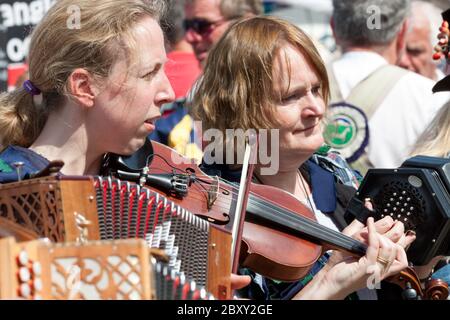 Donne che suonano violino e fisarmonica in un festival di musica folk a Weymouth, Dorset. Foto Stock