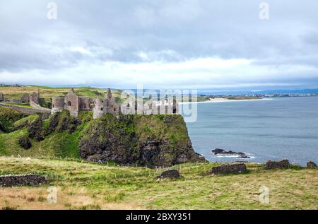 Il castello di Dunluce (dall'irlandese: Dún Libhse) è un castello medievale oggi rovinato nella contea di Antrim, Irlanda del Nord, la sede del Clan McDonnell. IO Foto Stock