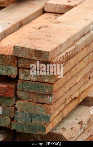 Una pila di pannelli di legno in corrispondenza di un sito in costruzione Foto Stock