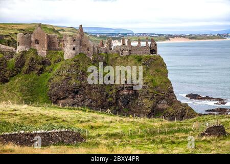 Il castello di Dunluce (dall'irlandese: Dún Libhse) è un castello medievale oggi rovinato nella contea di Antrim, Irlanda del Nord, la sede del Clan McDonnell. IO Foto Stock