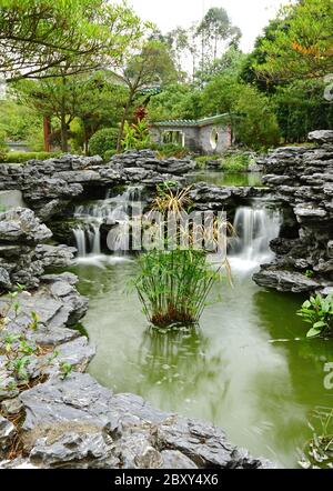 giardino cinese con acqua corrente Foto Stock