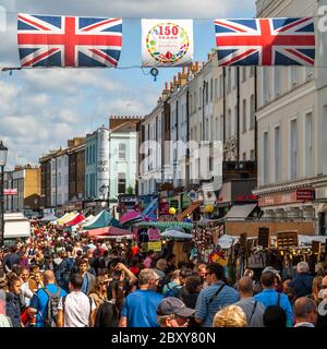 Le folle attraversano Portobello Road nel Royal Borough di Kensington e Chelsea, Inghilterra Foto Stock