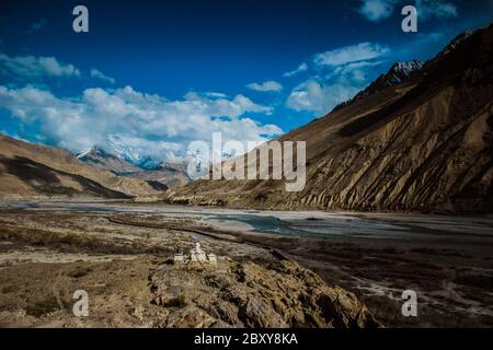 Splendido paesaggio dell'Himalaya con montagne, fiume Spiti e cielo blu nella valle di Spiti, Himachal Pradesh, India. Moody pittoresco scenario di popolare Foto Stock
