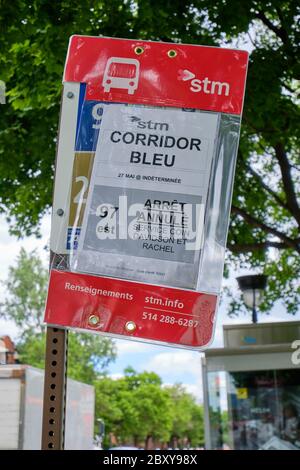 Segnale che annuncia fermata dell'autobus annullata a causa della strada che viene convertita in pista ciclabile, parte dell'iniziativa di riapertura a Montreal Foto Stock