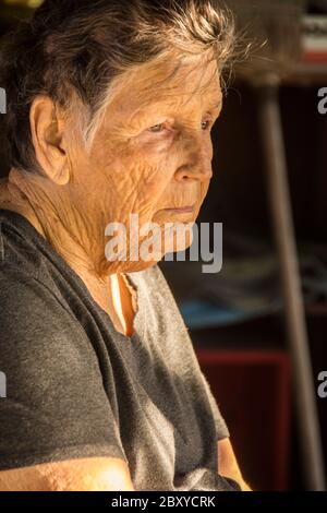 Una donna di 83 anni con una vasta gamma di problemi medici ed emotivi. Foto Stock