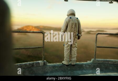solo astronauta su pianeta alieno. Martian su base metallica. Concetto futuro. rendering 3d. Foto Stock