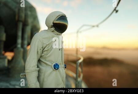 solo astronauta su pianeta alieno. Martian su base metallica. Concetto futuro. rendering 3d. Foto Stock