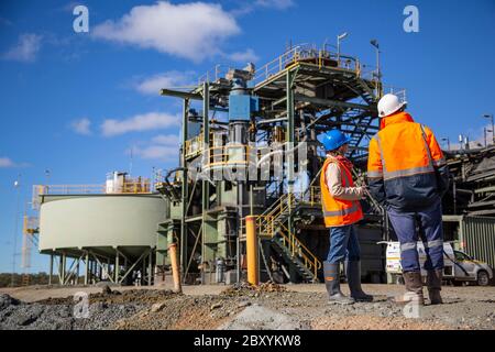 Nyngan Australia 20 Giugno 2012 : minatore e visitatore del sito non identificabili di fronte a una testa di cinepiano nel NSW Australia Foto Stock