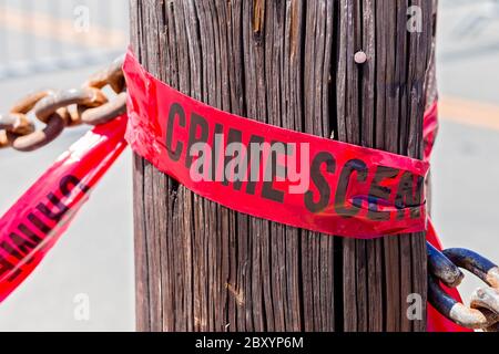 Nastro scena del crimine della polizia rossa su un posto con gating di legno su una via di San Francisco Foto Stock