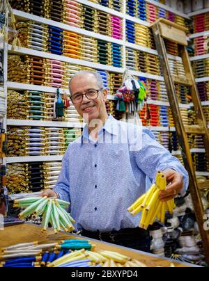FEZ, MAROCCO - CIRCA 2018 MAGGIO: Ritratto del mercante marocchino alla Medina di Fez Fes el Bali. È la parte murata più antica di Fez, Marocco. Foto Stock