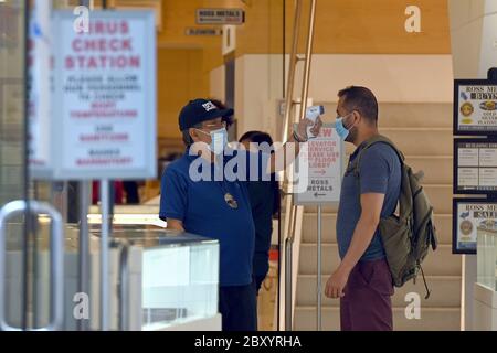 New York City, Stati Uniti. 8 giugno 2020. Una guardia di sicurezza presso un gioielliere all'ingrosso sulla 47th Street fa un "controllo del virus" prendendo la temperatura di un cliente con un termometro a infrarossi, a New York, NY, 8 giugno 2020. Dopo quasi due mesi e mezzo di blocco, nella fase 1 della riapertura, è consentito riprendere la costruzione, la vendita al dettaglio, la produzione e il commercio all'ingrosso, con circa 400,000 persone che torneranno a lavorare dopo due mesi e mezzo di "rifugi-in-place". (Anthony Behar/Sipa USA) Credit: Sipa USA/Alamy Live News Foto Stock