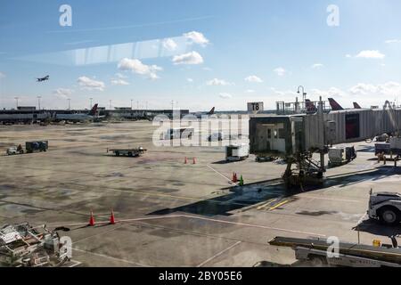 Guardando attraverso una finestra fuori al asfalto all'Aeroporto Internazionale Hartsfield-Jackson di Atlanta in una giornata invernale frizzante. Foto Stock