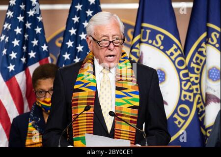 Il rappresentante degli Stati Uniti Steny Hoyer (D-MD) parla durante una conferenza stampa con i Congressional Democrats che svelano la riforma delle politiche e la legislazione sulla parità di giustizia a Washington. Foto Stock