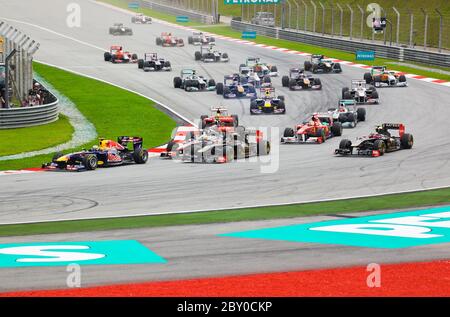 SEPANG, MALESIA - 10 aprile: auto sulla pista di gara del GP di Formula 1, 10 aprile 2011, Sepang, Malesia. Primo giro. Foto Stock