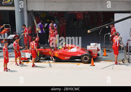 SEPANG, MALESIA - 8 APRILE: Felipe massa (team Scuderia Ferrari Marlboro) ai box alle prime prove su Formula 1 GP, 8 aprile Foto Stock