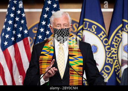 Il rappresentante degli Stati Uniti Steny Hoyer (D-MD) parla durante una conferenza stampa con i Congressional Democrats che svelano la riforma delle politiche e la legislazione sulla parità di giustizia a Washington. Foto Stock