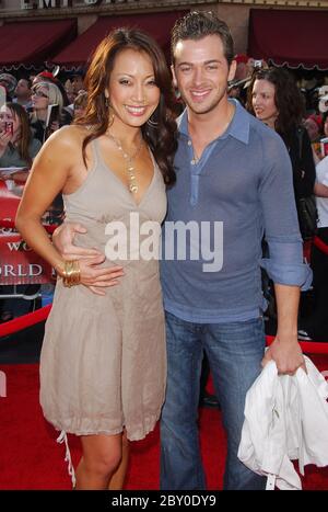 Carrie Ann Inaba e il fidanzato Artem Chigvintsev al 'Pirati dei Caraibi: Alla fine del mondo' Premiere tenutosi a Disneyland ad Anaheim, CA. L'evento si è svolto il 19 maggio 2007. Photo by: SBM / PictureLux - file Reference N. 34006-4985SBMPLX Foto Stock