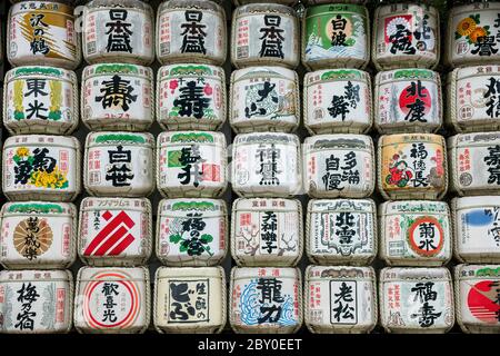 Tokyo Japan 30 Ottobre 2016 : barili di sake usati per fermentare il vino di riso in esposizione al Santuario Meiji Jingu di Tokyo, Giappone. Foto Stock