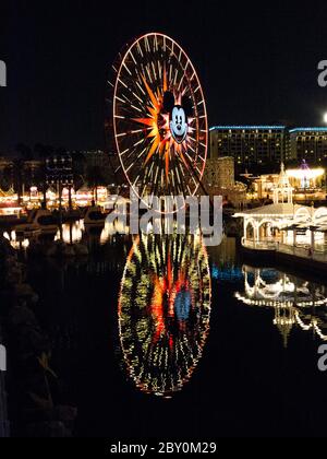 ANAHEIM, CALIFORNIA - 1 dicembre 2016 - la ruota di divertimento di Mickey che è stata cambiata in Pixar Pal-A-Round il 23 giugno 2018 Foto Stock