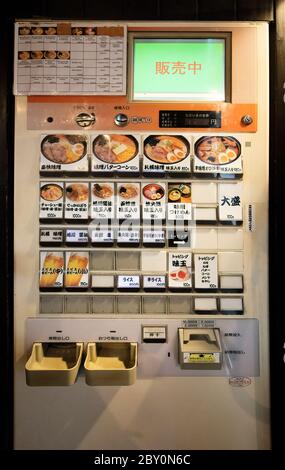 Tokyo Japan 30 Ottobre 2016 : una macchina automatizzata per ordini e pagamenti di tagliatelle di ramen in un tipico ristorante di Tokyo Foto Stock