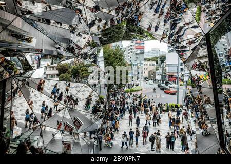 Tokyo Japan 30 Ottobre 2016: L'entrata della scala mobile con la famosa parete a specchio presso il grande magazzino e shopping di Tokyo Plaza Omotesando Harajuku Foto Stock