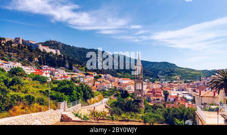 Visualizzare al meraviglioso arcipelago di fronte della città di Hvar, Croazia. Porto di Mare Adriatico vecchia cittadina dell'isola di Hvar. Popolare destinazione turistica della Croazia. Incredibile Foto Stock