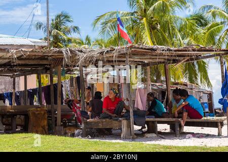 Isola di Mantanani, Sabah, Malesia-CIRCA SETTEMBRE, 2017: Un gruppo di persone locali dell'isola di Mantanani stanno riunendo tagliando un pesce in un piccolo hu Foto Stock