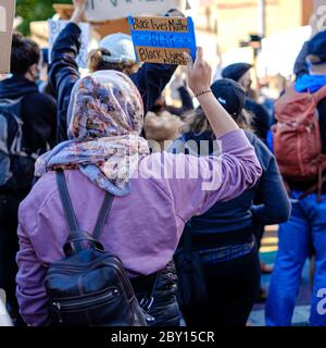 SEATTLE, USA - 6 GIUGNO 2020: Una donna musulmana ha un segno in una protesta contro il razzismo nei pressi di un distretto della polizia di Seattle Foto Stock