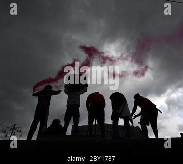 Pechino, Italia. 7 Giugno 2020. La gente partecipa a una protesta contro il razzismo e la brutalità della polizia in Piazza Duca D'Aosta, 7 giugno 2020. Credit: Daniele Mascolo/Xinhua/Alamy Live News Foto Stock
