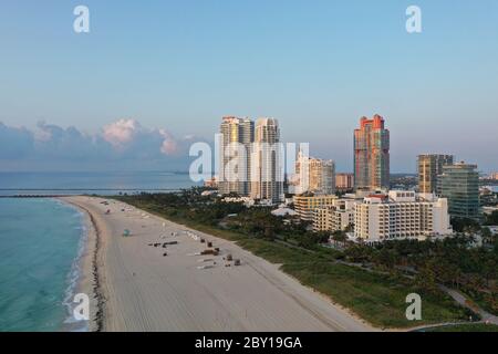 Vista aerea del South Pointe Park e di South Beach a Miami Beach, Florida all'alba con Port Miami e lo skyline della città di Miami sullo sfondo. Foto Stock