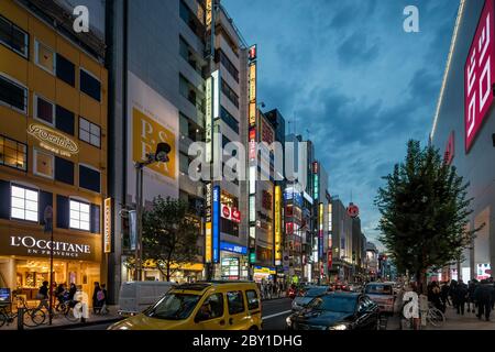 Tokyo Japan 31 Ottobre 2016 : negozi illuminati al neon nel quartiere Shinjuku di Tokyo, Giappone al tramonto Foto Stock