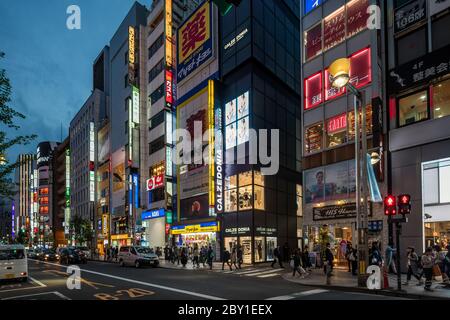 Tokyo Japan 31 Ottobre 2016 : negozi illuminati al neon nel quartiere Shinjuku di Tokyo, Giappone al tramonto Foto Stock