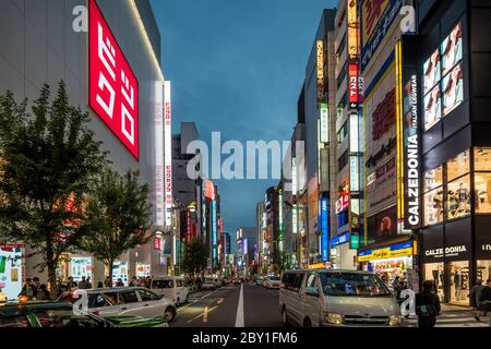 Tokyo Japan 31 Ottobre 2016 : negozi illuminati al neon nel quartiere Shinjuku di Tokyo, Giappone al tramonto Foto Stock