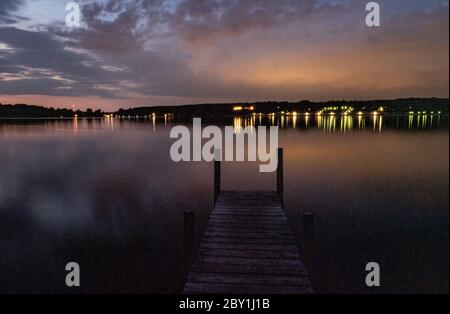 Berlino, Germania. 8 giugno 2020. Un molo a Wannsee durante l'umore della sera. Credit: Paul Zinken/dpa-zb-Zentralbild/dpa/Alamy Live News Foto Stock