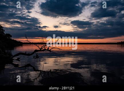 Berlino, Germania. 8 giugno 2020. Il sole tramonta a Wannsee. Credit: Paul Zinken/dpa-zb-Zentralbild/dpa/Alamy Live News Foto Stock