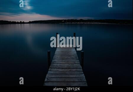 Berlino, Germania. 8 giugno 2020. Un molo a Wannsee durante l'umore della sera. Credit: Paul Zinken/dpa-zb-Zentralbild/dpa/Alamy Live News Foto Stock