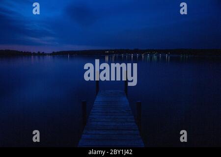 Berlino, Germania. 8 giugno 2020. Un molo a Wannsee durante l'umore della sera. Credit: Paul Zinken/dpa-zb-Zentralbild/dpa/Alamy Live News Foto Stock