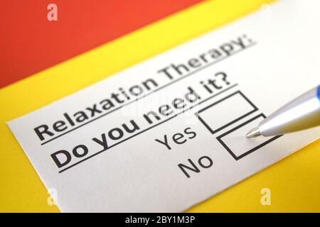 Una persona sta rispondendo alla domanda sulla terapia di rilassamento. Foto Stock