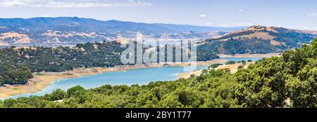 Vista ad alto angolo di Anderson Reservoir, un lago artificiale a Morgan Hill, gestito dal Santa Clara Valley Water District, mantenuto a basso livello grazie t Foto Stock