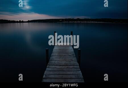 Berlino, Germania. 8 giugno 2020. Un molo a Wannsee durante l'umore della sera. Credit: Paul Zinken/dpa-zb-Zentralbild/dpa/Alamy Live News Foto Stock