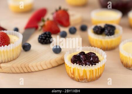 Mini cheesecake decorata con mirtillo, mora e fragola Foto Stock