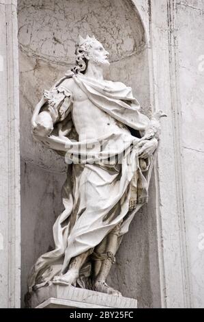 Statua scolpita in pietra di Sant'Eustace. Facciata della chiesa di San Stae, affacciata sul Canal Grande di Venezia. Sant'Eustace era un comandante dell'esercito romano che beca Foto Stock