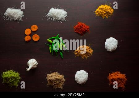 Gli ingredienti alimentari ben guarniti sul piano della tavola includono varie spezie come peperoncino, limone, foglie di curry, zenzero, aglio, gamberi, cucchiai ecc. Foto Stock