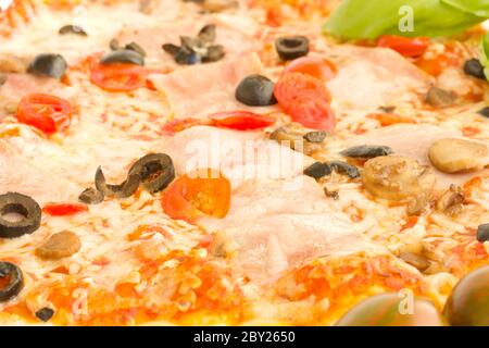 Pizaa con prosciutto e olive Foto Stock