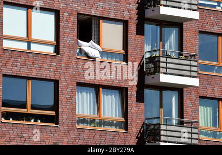 Berlino, Germania. 8 giugno 2020. I letti sono appesi fuori da una finestra di un edificio di appartamenti sul Rummelsburger See. Credit: Jens Kalaene/dpa-Zentralbild/ZB/dpa/Alamy Live News Foto Stock