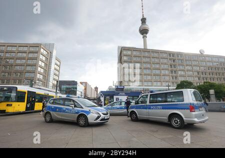 Berlino, Germania. 8 giugno 2020. I veicoli della polizia sono parcheggiati di fronte alla stazione di polizia di Alexanderplatz. Credit: Jörg Carstensen/dpa/Alamy Live News Foto Stock